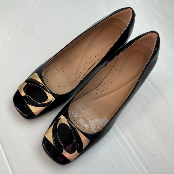 🆕 Clarks Black Patent Leather Heels with Gold Detail NWT Nyta 45 Jazz Pump - Picture 3 of 13